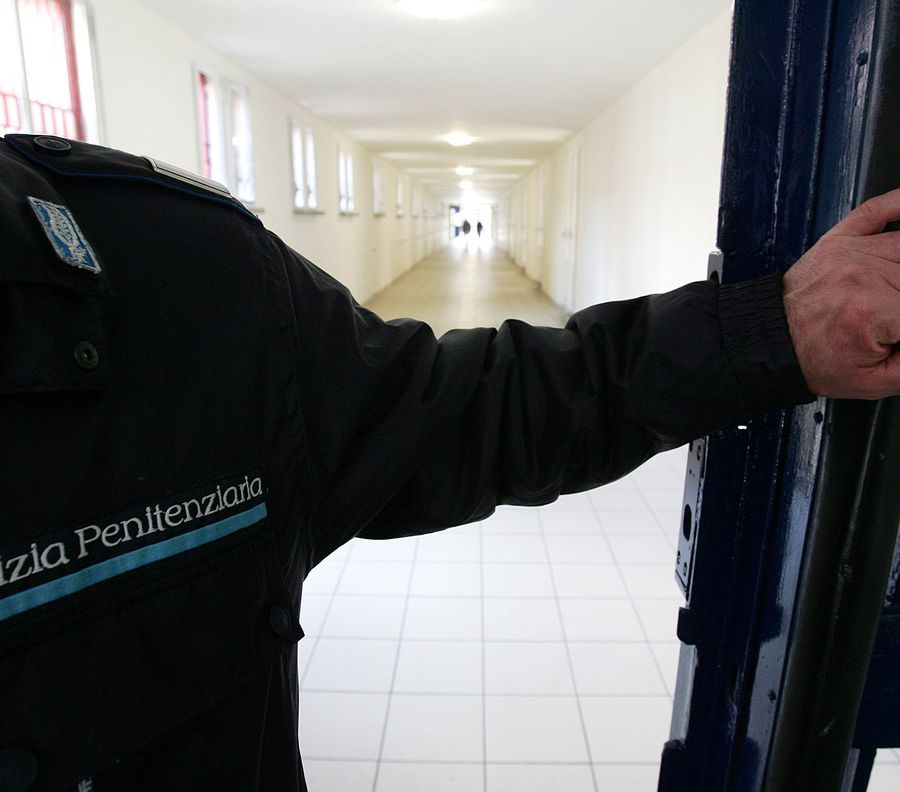 Ancora violenza nel carcere di Torino: un detenuto dà fuoco alla cella, quattro agenti intossicati, un altro in ospedale