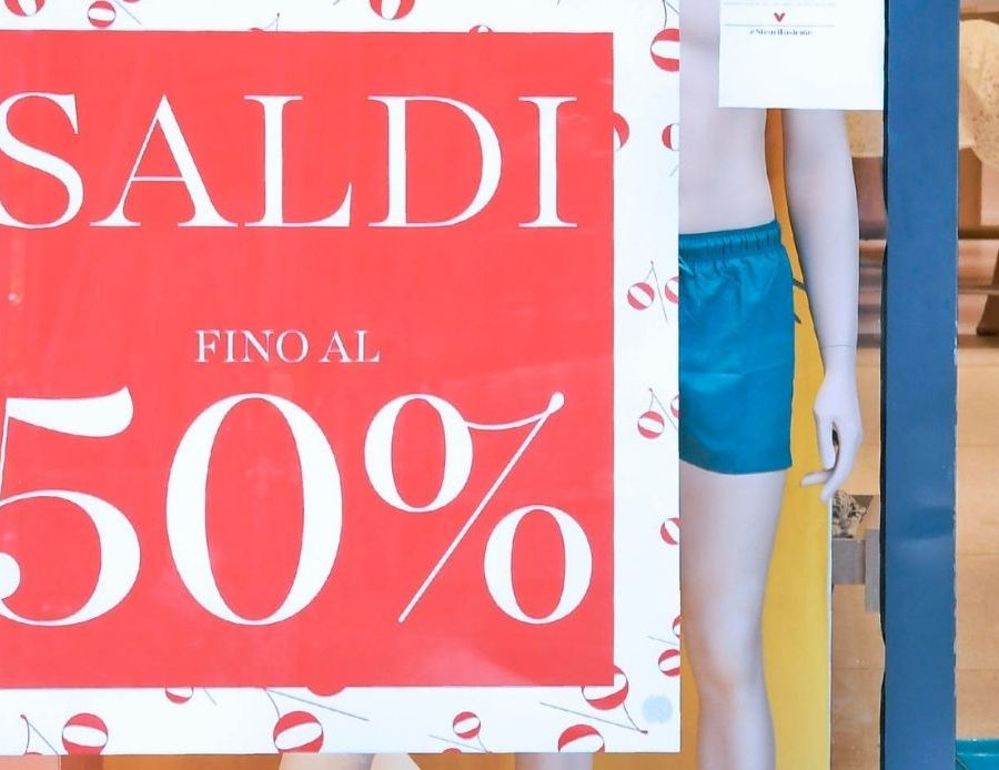 Saldi, in Piemonte spesa in calo, sono da abolire?
