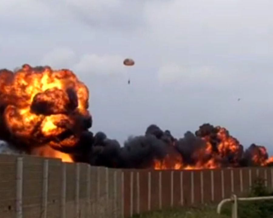 Si schianta a Caselle un aereo delle Frecce Tricolori, muore bimba di 5 anni [video]