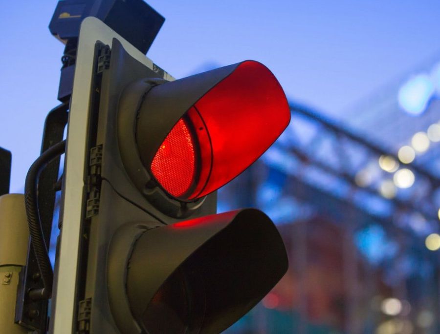 Passaggio col rosso, niente multa se il Comune non prova che il rilevatore automatico è omologato. Di Carlo Manacorda*