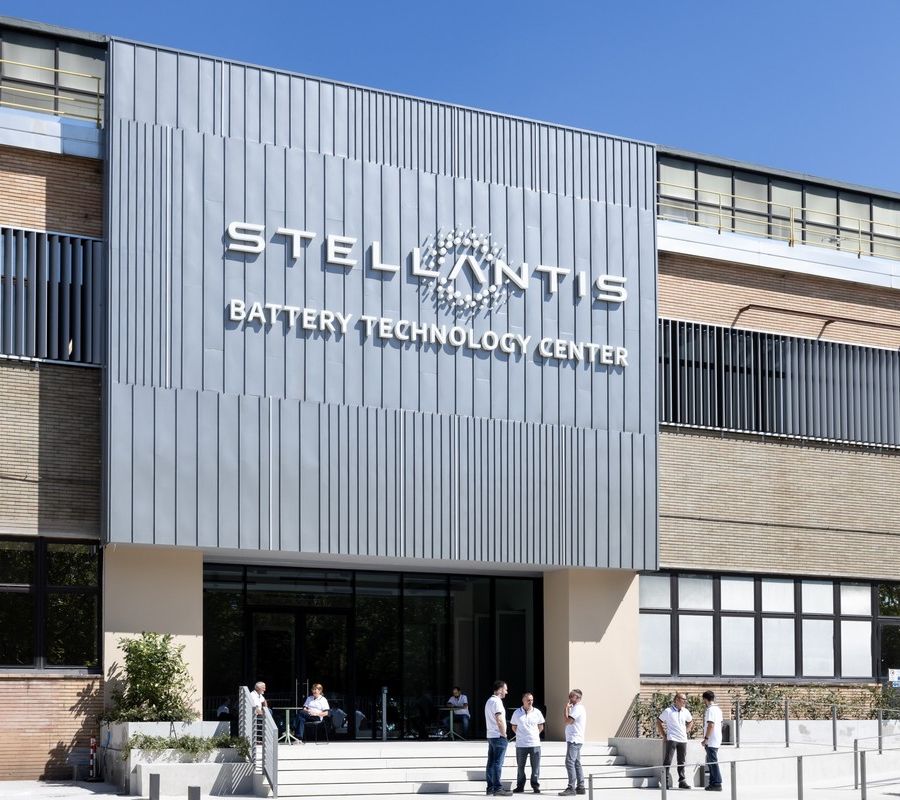 Stellantis inaugura a Torino in Italia il suo primo Battery Technology Center