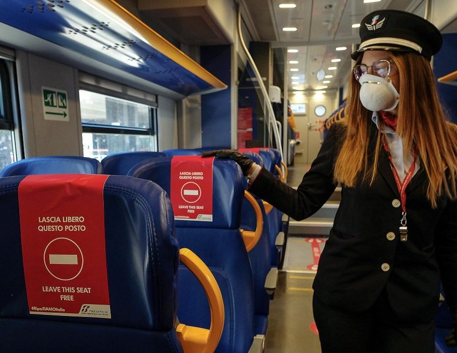 Distanziamento su treni e bus extra-urbani: venerdì un'ordinanza regionale