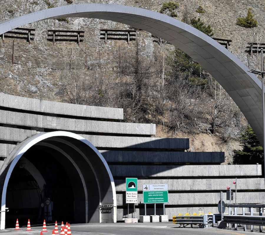 Aumenti Tunnel Monte Bianco, 55 euro le auto, 200 i mezzi pesanti. Uncem: “Proprio non va”