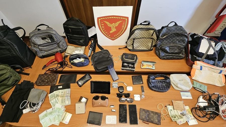 Arrestato a Torino con lo zaino carico di refurtiva il ladro dei treni ad Alta Velocità. Gli oggetti rinvenuti saranno restituiti ai proprietari