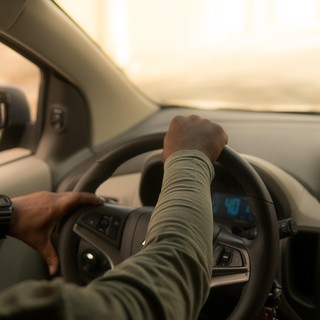 Pubblicizzava passaggi in auto a pagamento sui social, fermato dalla Polizia locale