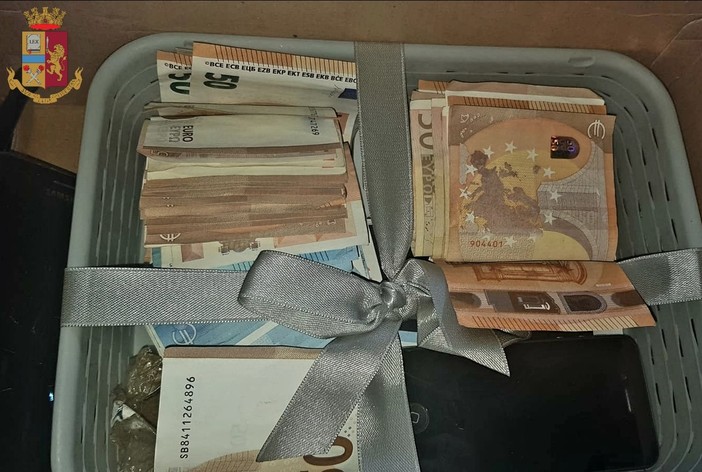 Controlli della Polizia in zona Falchera: trovate numerose dosi di stupefacente, soldi e una pistola