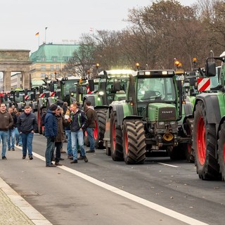 La chiamano transizione ecologica ma è (oscenamente) una transizione sociologica: dopo l'auto tocca all'agricoltura. Di Riccardo Ruggeri*