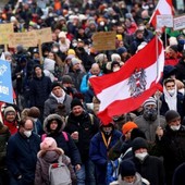 La marcia dei 40.000 a Vienna contro lockdown e obbligo vaccinale nel solito silenzio dei media mainstream
