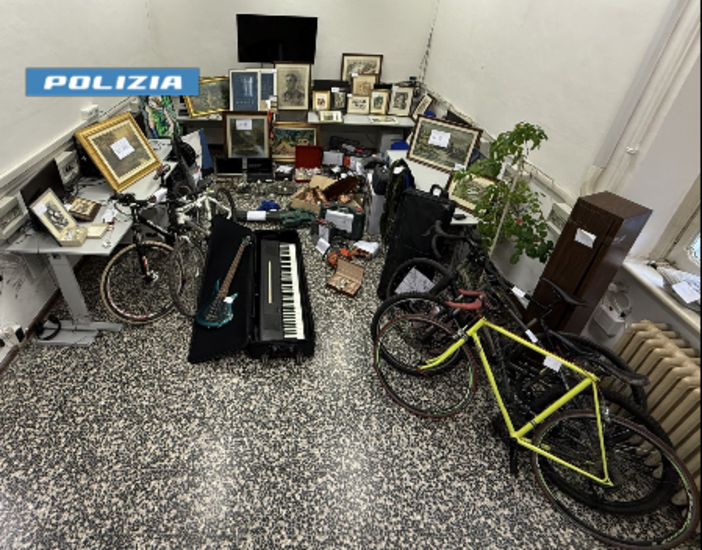 Armi e refurtiva nascoste in un box, la Polizia arresta un cittadino albanese Armi e refurtiva nascoste in un box, la Polizia arresta un cittadino albanese