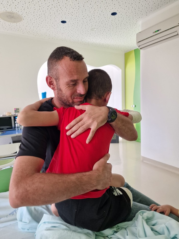 La Città della Salute di Torino salva la vista a un bimbo di Gaza di otto anni colpito da una bomba