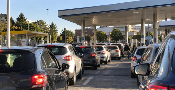 Benzina, tutti in coda ma il risparmio è di appena 7,50 euro a pieno Benzina, tutti in coda ma il risparmio è di appena 7,50 euro a pieno
