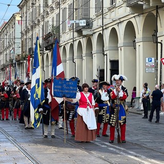 Festa di san Giovanni a Torino, per le strade del centro il corteo storico [video]