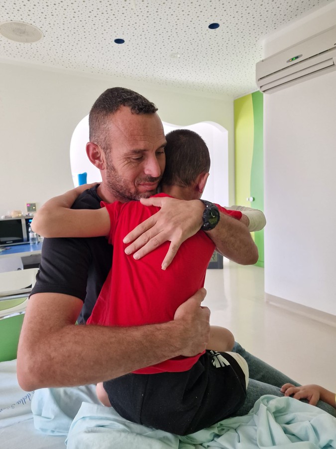 La Città della Salute di Torino salva la vista a un bimbo di Gaza di otto anni colpito da una bomba