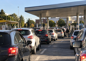 Benzina, tutti in coda ma il risparmio è di appena 7,50 euro a pieno