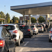 Benzina, tutti in coda ma il risparmio è di appena 7,50 euro a pieno Benzina, tutti in coda ma il risparmio è di appena 7,50 euro a pieno