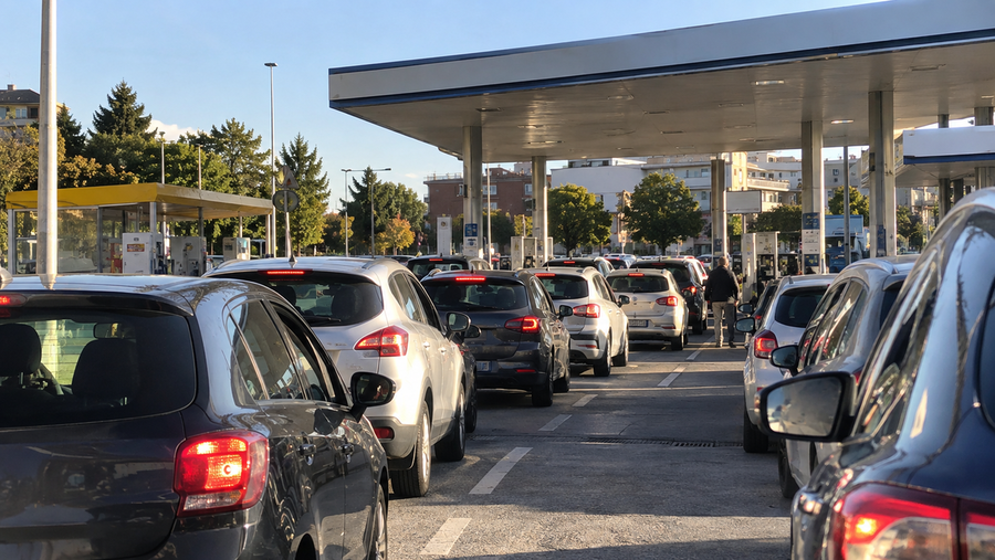 Benzina, tutti in coda ma il risparmio è di appena 7,50 euro a pieno Benzina, tutti in coda ma il risparmio è di appena 7,50 euro a pieno