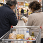 Le famiglie spendono di più ma comprano meno: il carovita frena i consumi
