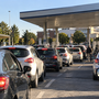 Benzina, tutti in coda ma il risparmio è di appena 7,50 euro a pieno Benzina, tutti in coda ma il risparmio è di appena 7,50 euro a pieno