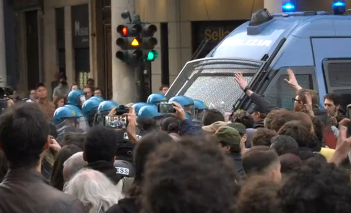 Manifestazione a Torino, tensioni e disordini in piazza Castello