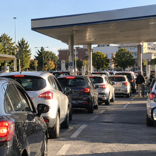 Benzina, tutti in coda ma il risparmio è di appena 7,50 euro a pieno