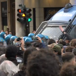 Manifestazione a Torino, tensioni e disordini in piazza Castello