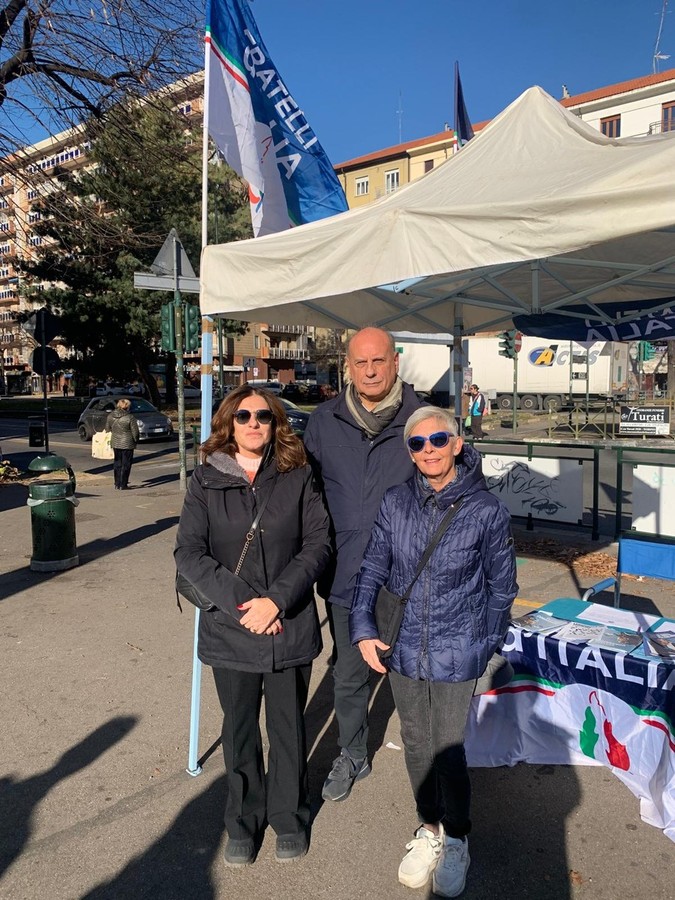 Presidio di FdI in piazza Bengasi per segnalare degrado e illegalità