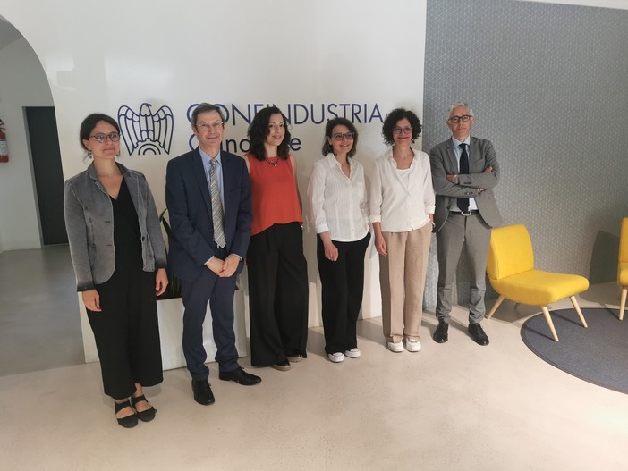 Canavese, l'economia tiene ma troppe incertezze: rallentano gli investimenti e aumentano gli ammortizzatori sociali Canavese, l'economia tiene ma troppe incertezze: rallentano gli investimenti e aumentano gli ammortizzatori sociali