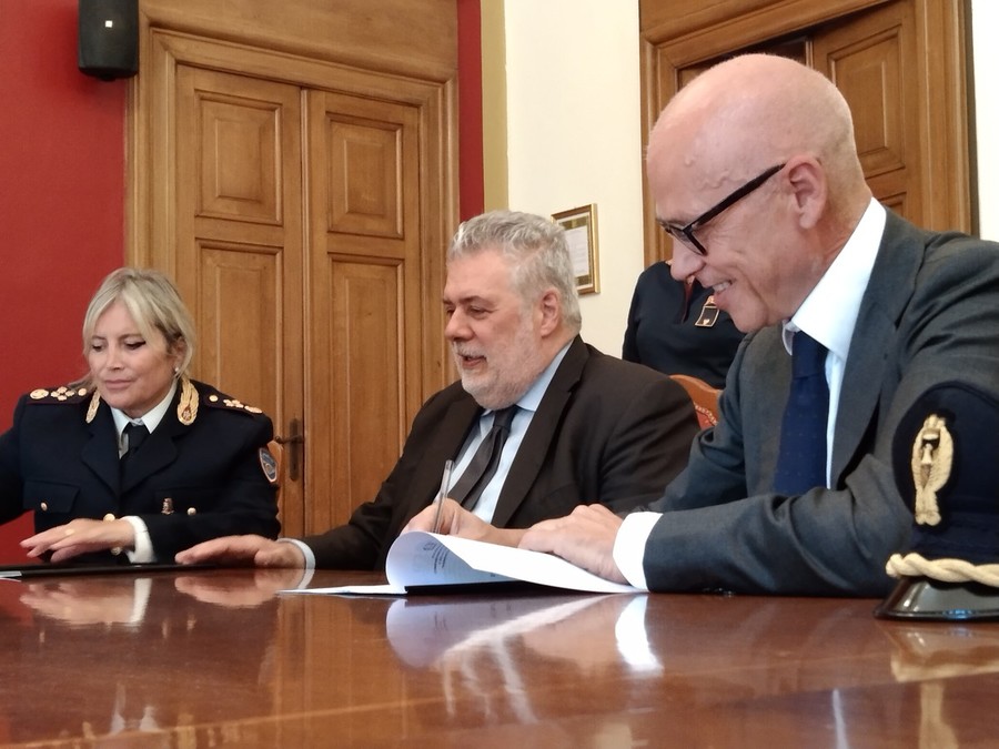 Hanno firmato il protocollo il Questore di Torino Vincenzo Ciarambino, il Direttore Generale del CSI Pietro Pacini e il Dirigente della Polizia Postale e delle Comunicazioni Piemonte e Valle d’Aosta Fabiola Silvestri.