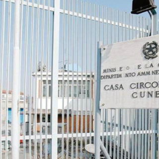 Suicida in carcere a Cuneo, inutili i soccorsi degli agenti e del 118. È il 27° caso da inizio anno in Italia