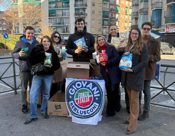 Forza Italia Giovani in piazza Respighi per il "Natale Solidale" in Barriera Milano Forza Italia Giovani in piazza Respighi per il "Natale Solidale" in Barriera Milano