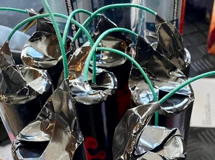 Fabbricava e spediva fuochi d’artificio illegali in tutta Italia