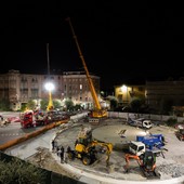 Alba: l’opera dono della famiglia Ferrero  installata sulla nuova fontana in piazza Michele Ferrero