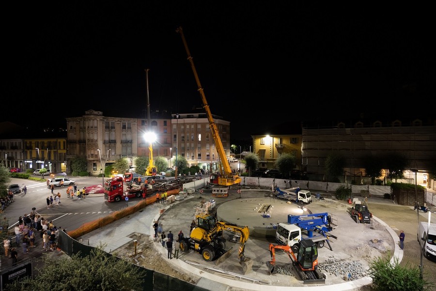 Alba: l’opera dono della famiglia Ferrero  installata sulla nuova fontana in piazza Michele Ferrero