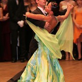Il ballo da sala – scandito sui ritmi del valzer lento, del tango e del foxtrot - deriva dal Ballroom di stile internazionale, ma è ormai profondamente radicato nella tradizione del nostro Paese.