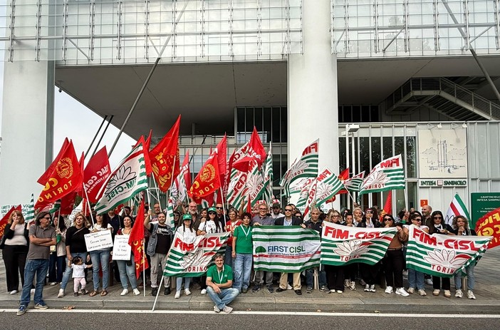 Protesta dei lavoratori Innovaway e Nbt sotto al grattacielo Sanpaolo a Torino [video]