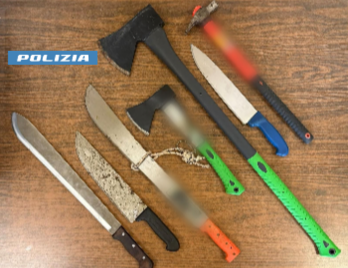 Armato di machete danneggia i portoni di via Mottarone, arrestato dalla polizia