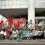 Protesta dei lavoratori Innovaway e Nbt sotto al grattacielo Sanpaolo a Torino [video]