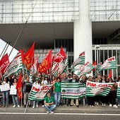 Protesta dei lavoratori Innovaway e Nbt sotto al grattacielo Sanpaolo a Torino [video]