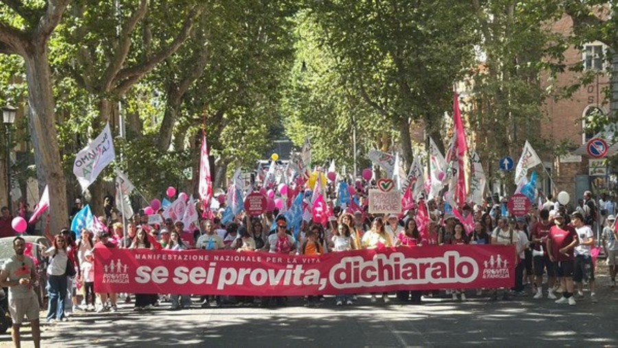 20mila in piazza a Roma per la manifestazione nazionale “Scegliamo la Vita”. Andrea Bocelli: "Mia madre scelse di fidarsi della vita" 20mila in piazza a Roma per la manifestazione nazionale “Scegliamo la Vita”. Andrea Bocelli: "Mia madre scelse di fidarsi della vita"