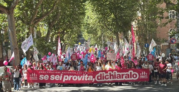 20mila in piazza a Roma per la manifestazione nazionale “Scegliamo la Vita”. Andrea Bocelli: "Mia madre scelse di fidarsi della vita" 20mila in piazza a Roma per la manifestazione nazionale “Scegliamo la Vita”. Andrea Bocelli: "Mia madre scelse di fidarsi della vita"