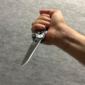 Aveva un divieto di avvicinamento ma chiede un ultimo appuntamento e ci va con un coltello