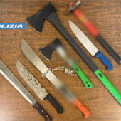 Armato di machete danneggia i portoni di via Mottarone, arrestato dalla polizia