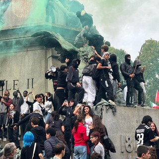 No Meloni Day, oltre duemila studenti in corteo a Torino contro il governo [video]