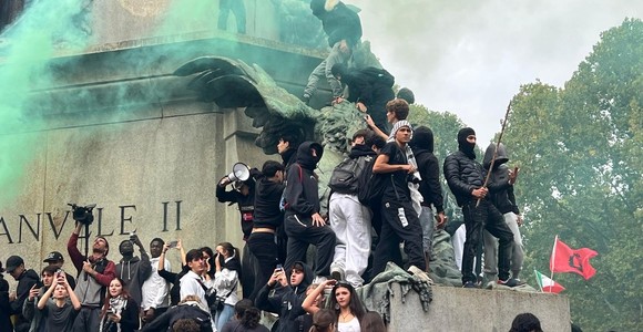 No Meloni Day, oltre duemila studenti in corteo a Torino contro il governo [video]