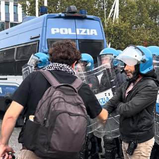 I manifestanti alla Polizia: "Abbassate gli scudi" [video]