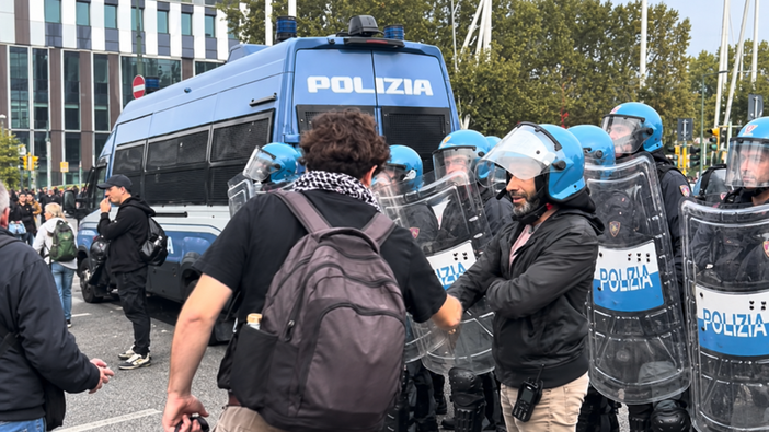 I manifestanti alla Polizia: "Abbassate gli scudi" [video]