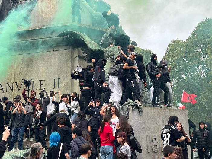 No Meloni Day, oltre duemila studenti in corteo a Torino contro il governo [video]