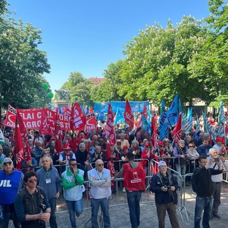 Corteo Primo Maggio, a Torino sfilano in 20 mila, fantocci di Meloni e Trump e proteste dei pro Palestina