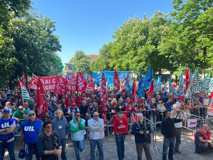 Corteo Primo Maggio, a Torino sfilano in 20 mila, fantocci di Meloni e Trump e proteste dei pro Palestina