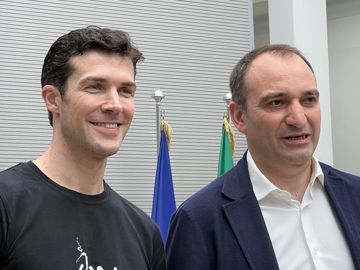 Roberto Bolle a Torino per il "Ballo in bianco" in piazza San Carlo [video]
